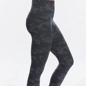 NWT Spanx Look At Me Now Gray Camo Leggings - Large